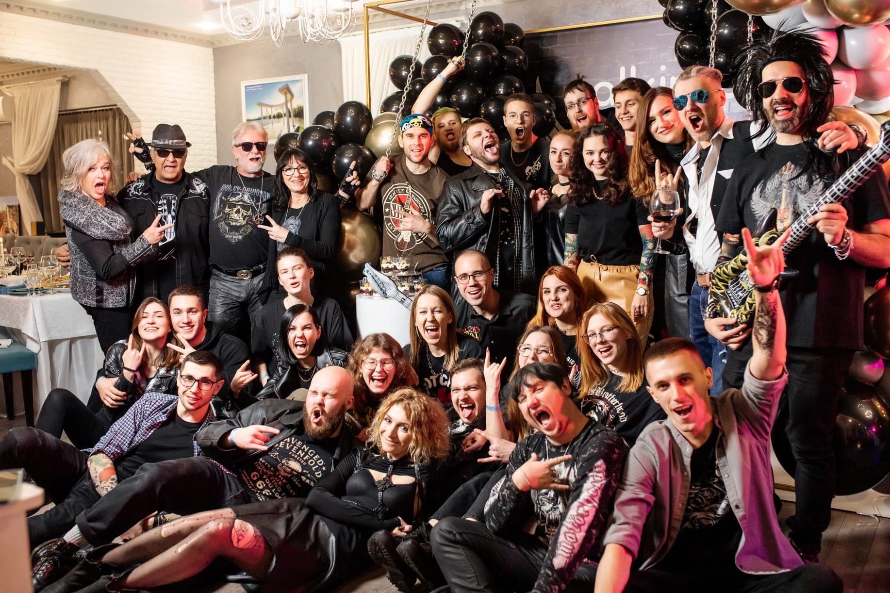 Команда alkima на святкуванні різдвяної вечірки 2021 у стилі Rock & Roll
